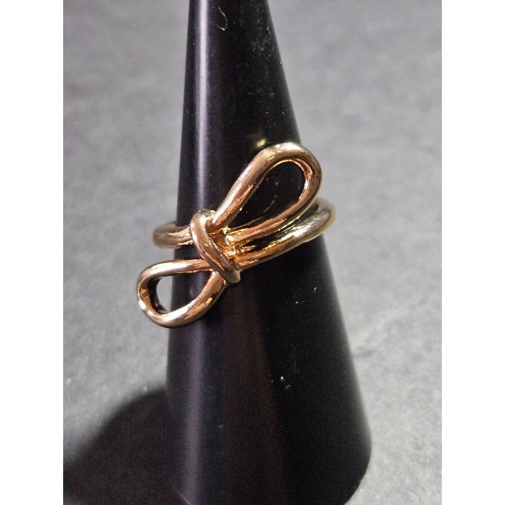 Gold tone bow ring size 6